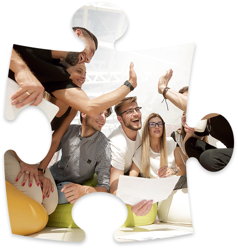 Équipe joyeuse célébrant la réussite d'un atelier de team building créatif par un high-five, illustrée dans une pièce de puzzle.